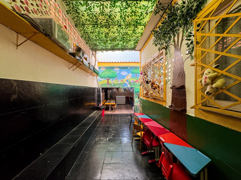 Pátio aberto e coberto - Escola Santa Marta